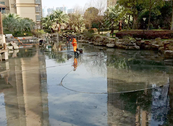 芦淞景观池淤泥清理