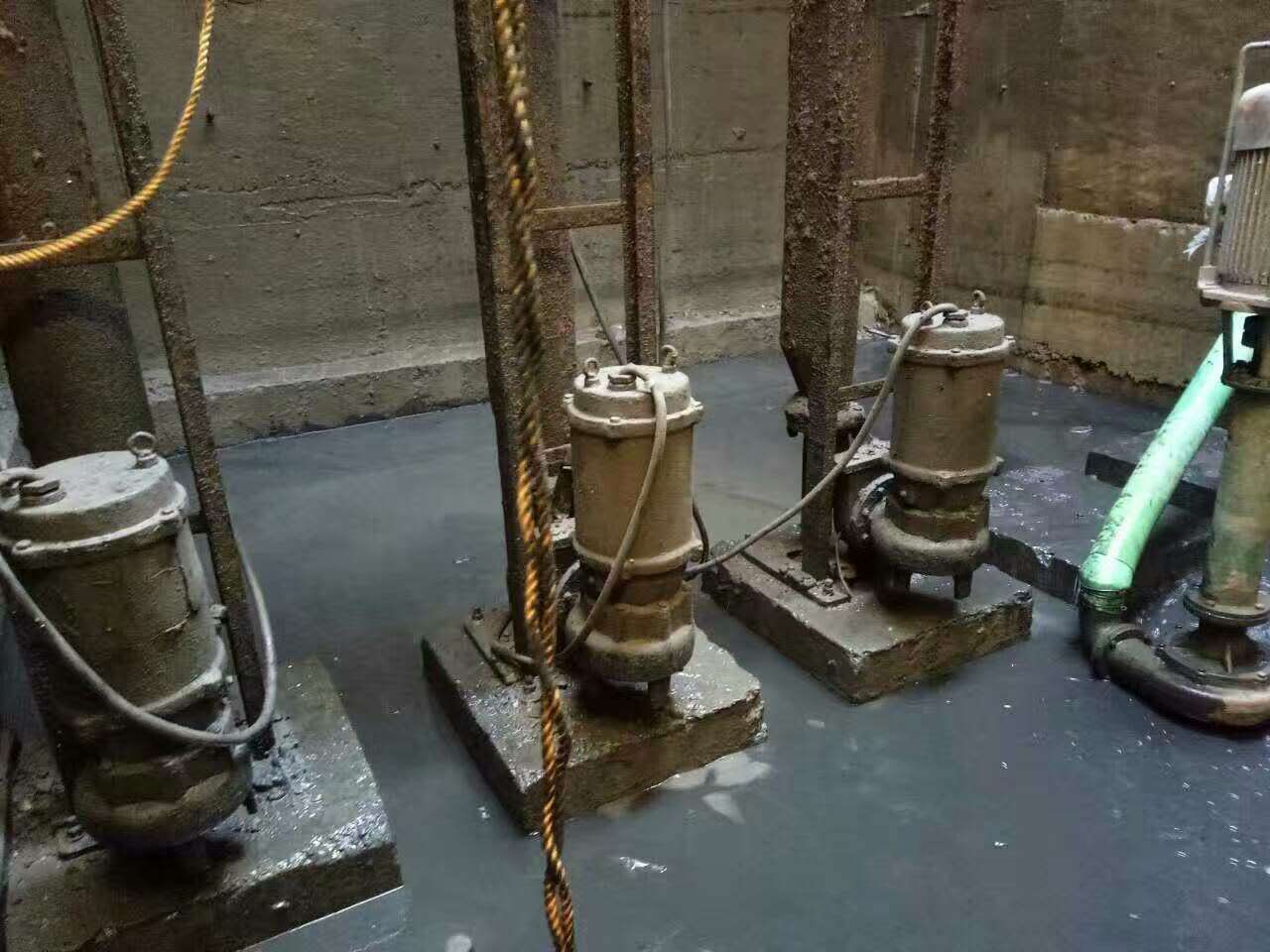 芦淞污水池清理