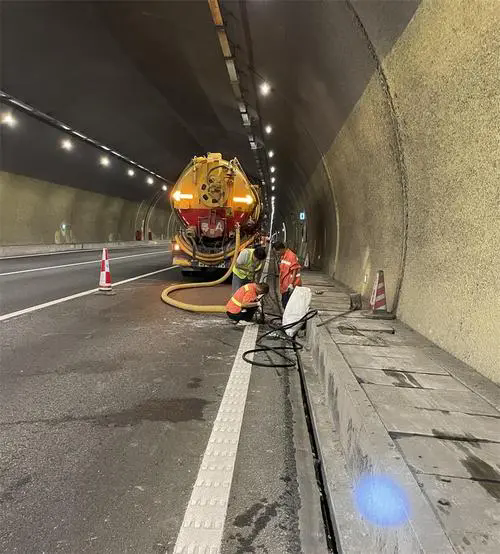 芦淞隧道排水渠清淤